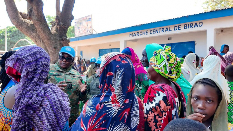 Major Sifamwelwa Akalaluka, who leads MINUSCA&rsquo;s community engagement efforts in Birao, talks to women at the town&rsquo;s market.