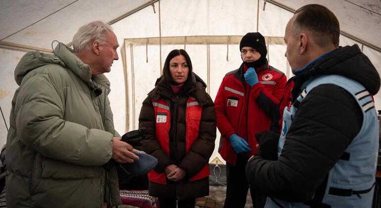 Пункты обогрева и мобильные кухни помогают украинцам пережить экстремальные морозы