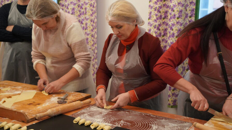 A widowed mother of eight starts a life from scratch in a new city and inspires other displaced women.